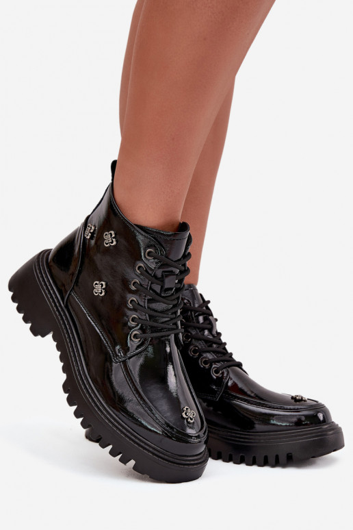 Oda pašiltinti Moteriški aulinukai su gražiomis detalėmis su lako efektu Artiker 57C0345 juodos spalvos