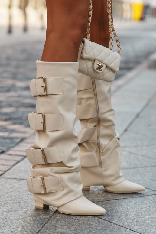 Moteriški ilgaauliai batai su kulniukais, įsiūta aule ir aukso spalvos sagtimis dramblio kaulo spalvos Isavelle