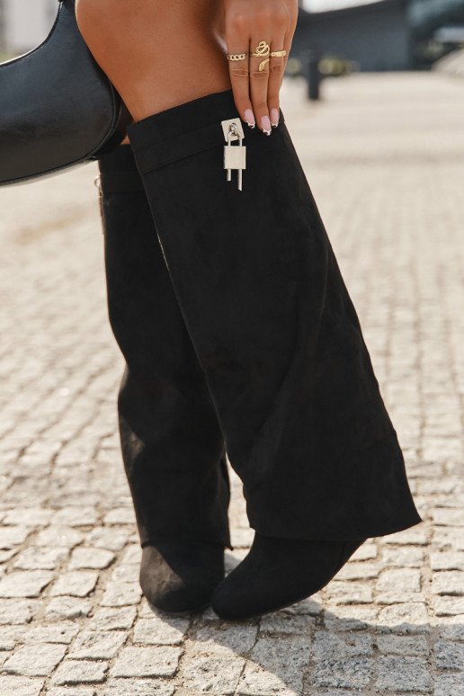 Moteriški ilgaauliai batai ant platformos su dirželiais ir sidabro detalėmis, juodos spalvos Korivelle Moteriški ilgaauliai batai ant platformos su dirželiais ir sidabro detalėmis, juodos spalvos Korivelle