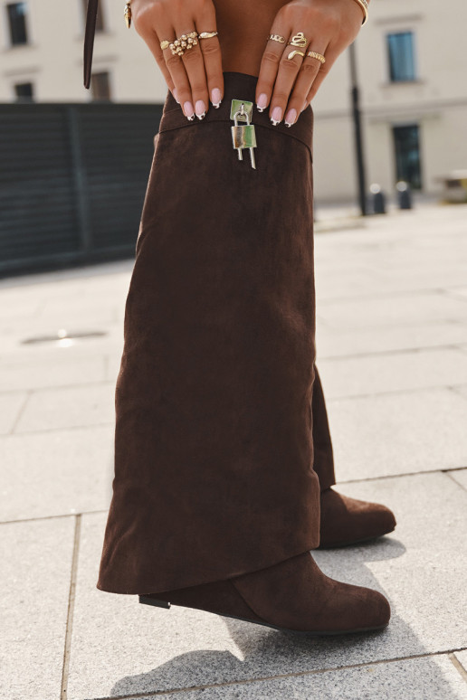 Moteriški ilgaauliai batai ant platformos su dirželiais ir sidabrinėmis detalėmis šokoladinės spalvos Korivelle