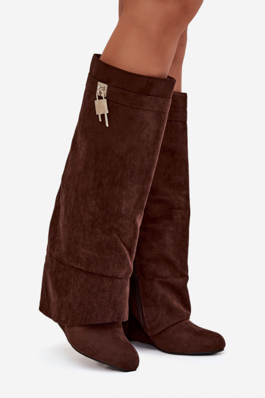 Moteriški ilgaauliai batai ant platformos su dirželiais ir sidabrinėmis detalėmis šokoladinės spalvos Korivelle