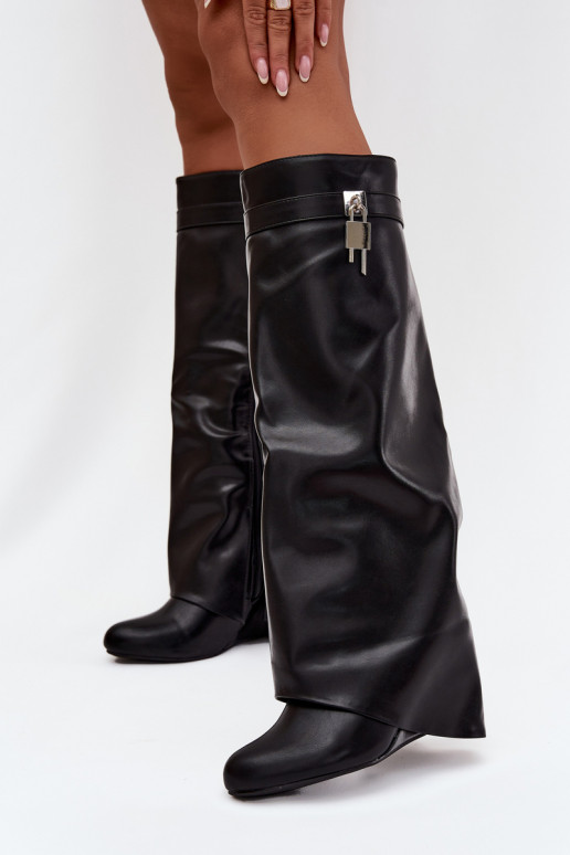 Moteriški ilgaauliai batai ant platformos su dirželiais ir sidabrinėmis detalėmis iš eko odos juodos spalvos Korivelle