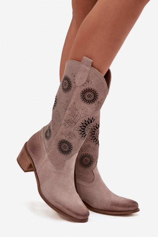 iš zomšos Oda moteriški ilgaauliai batai su ažūro elementais Zazoo 3852 kapučino spalvos