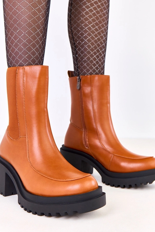 Rudi aulinukai ant stulpelio su...