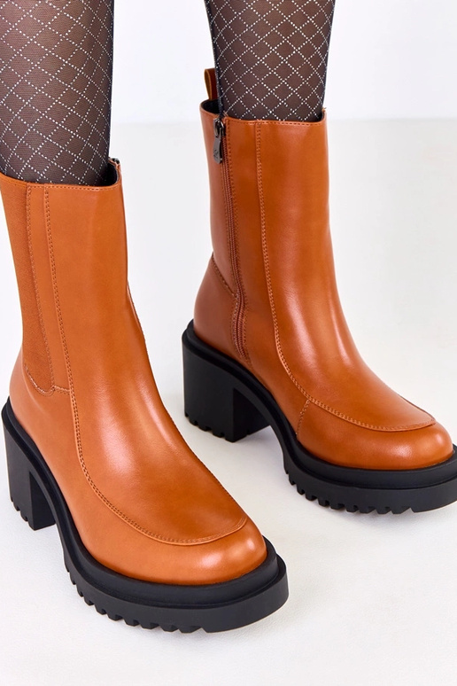 Rudi aulinukai ant stulpelio su...