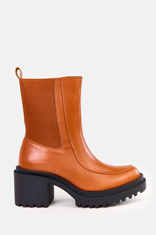 Rudi aulinukai ant stulpelio su...