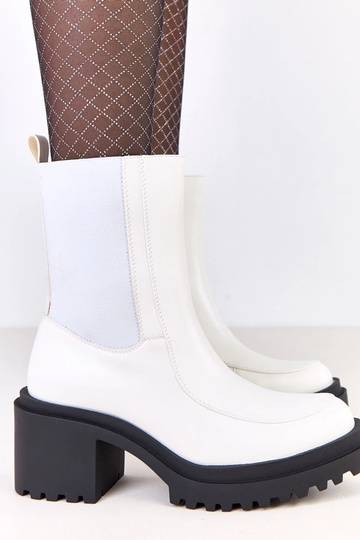 Balti aulinukai ant...