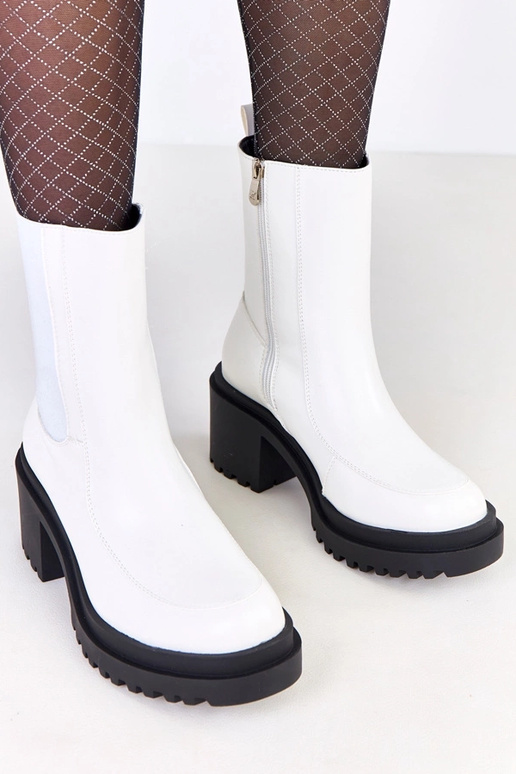 Balti aulinukai ant stulpelio su...