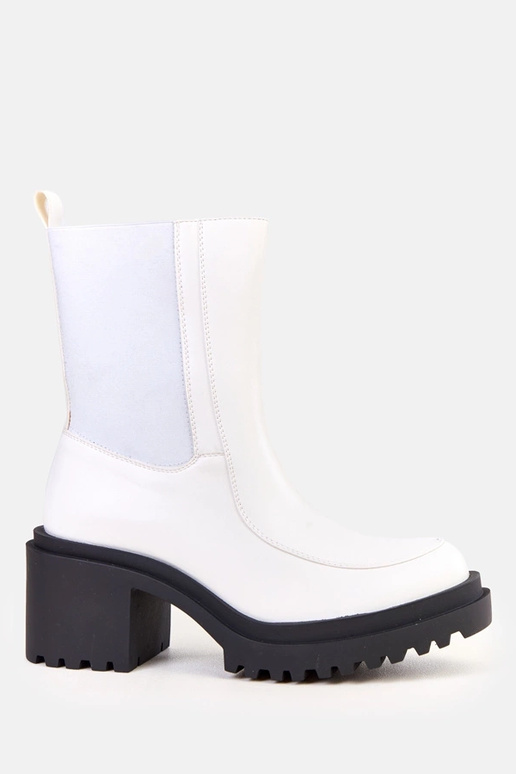 Balti aulinukai ant stulpelio su...