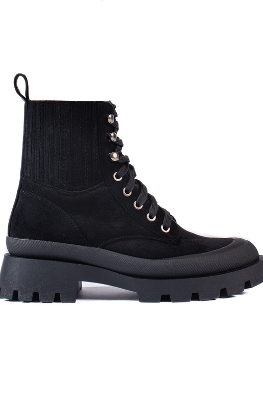 juodos spalvos pririštas iš zomšos batai