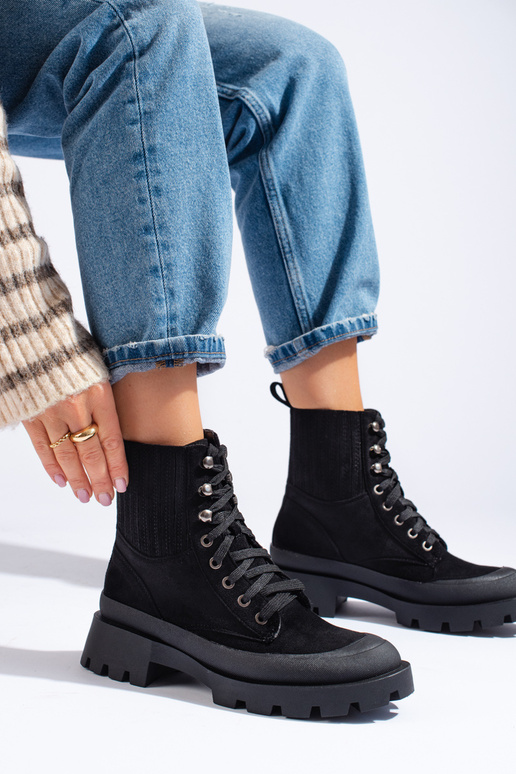 juodos spalvos pririštas iš zomšos batai