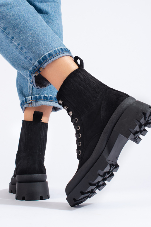 juodos spalvos pririštas iš zomšos batai