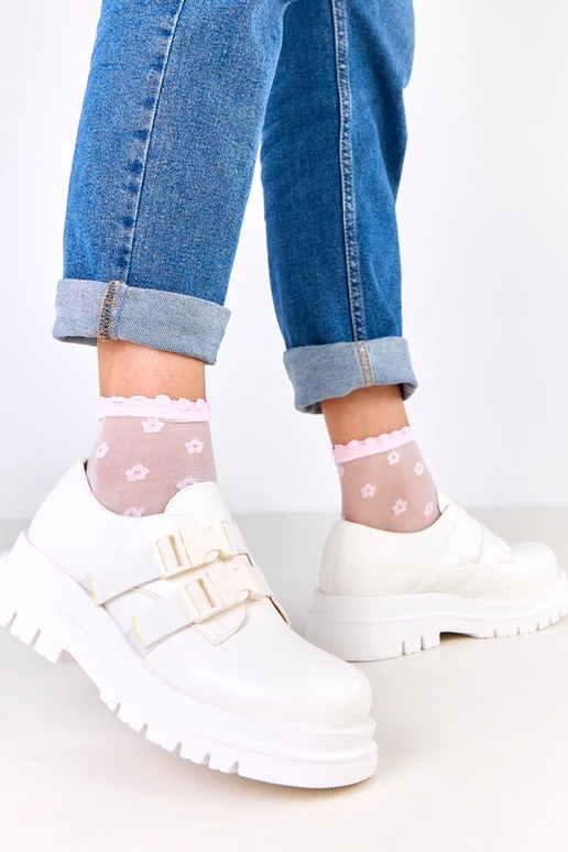 Balti moteriški pusbačiai ant...