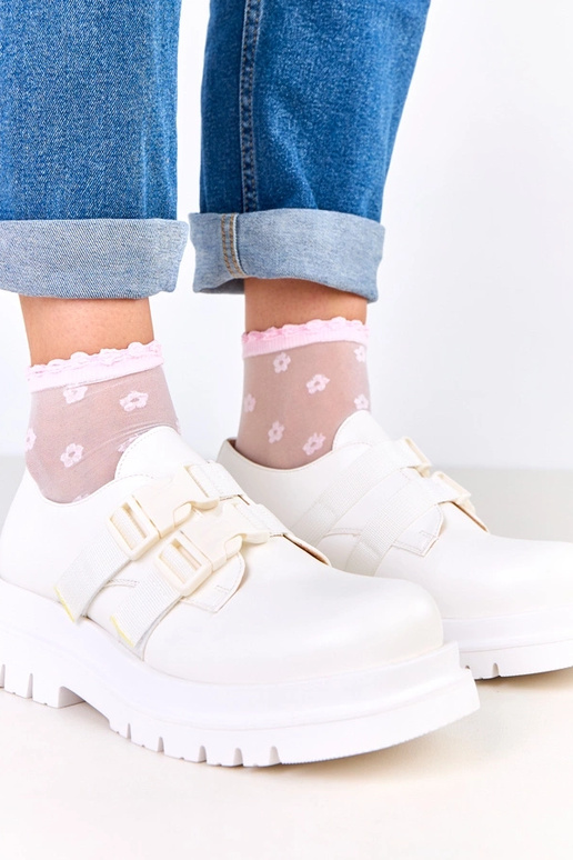 Balti moteriški pusbačiai ant...