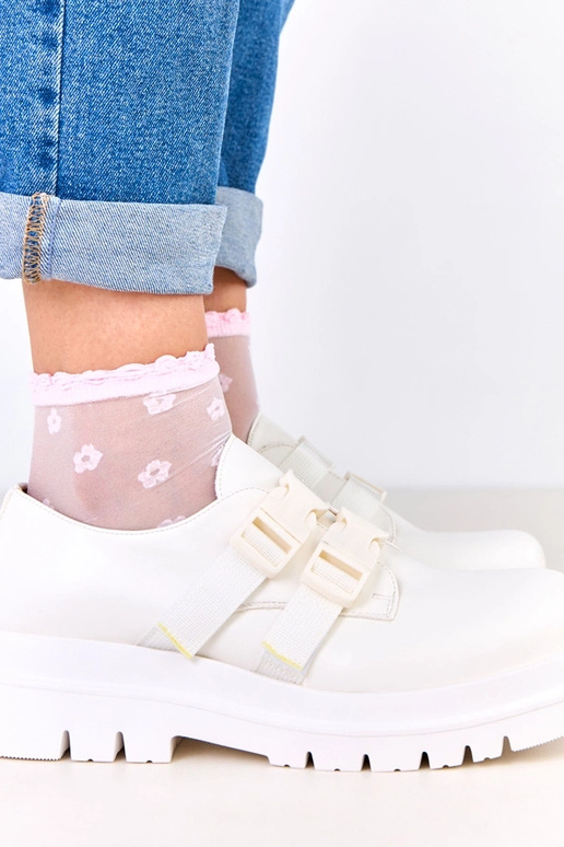 Balti moteriški pusbačiai ant...