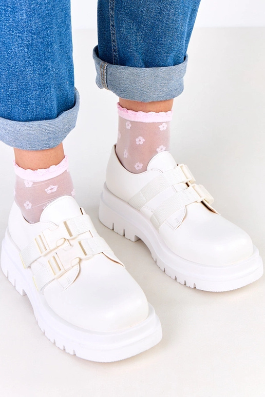 Balti moteriški pusbačiai ant...