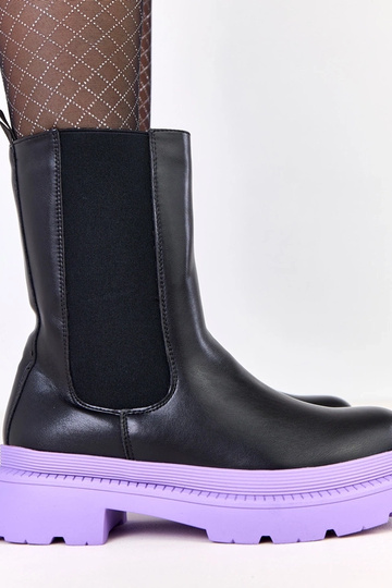 Juodi aulinukai ant violetinio pado Fortley