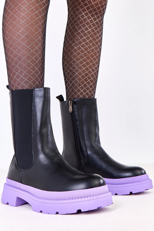 Juodi aulinukai ant violetinio pado...