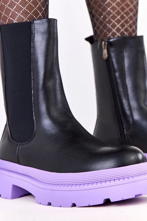 Juodi aulinukai ant violetinio pado...