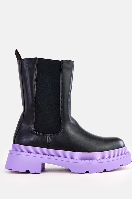 Juodi aulinukai ant violetinio pado...