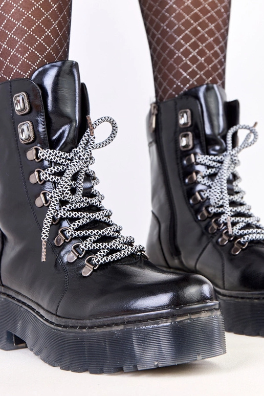 Juodi traperiai ant platformos su...