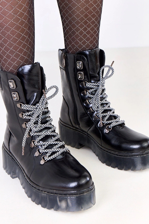 Juodi traperiai ant platformos su...