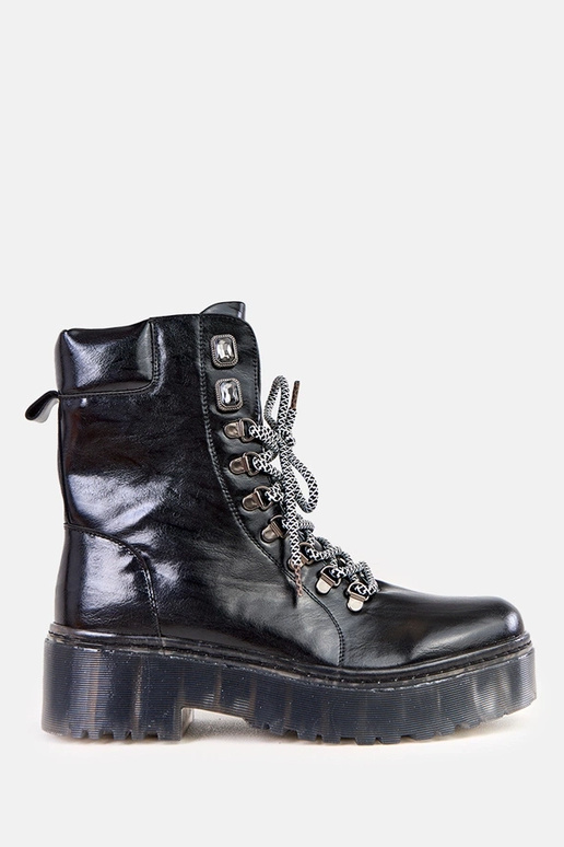 Juodi traperiai ant platformos su...