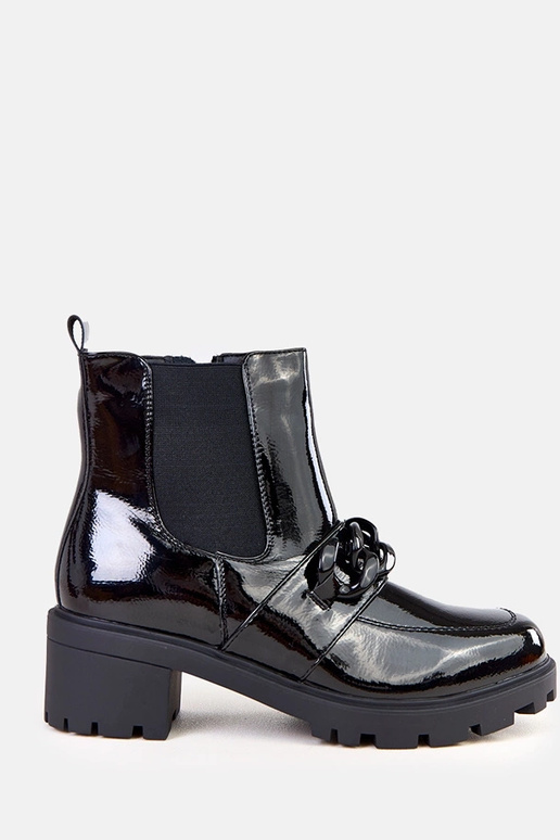 Juodi lakiniai aulinukai puošti...