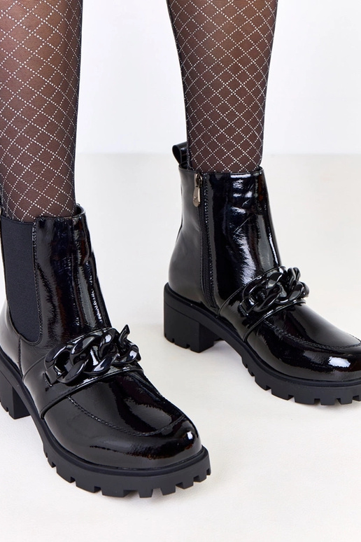 Juodi lakiniai aulinukai puošti...