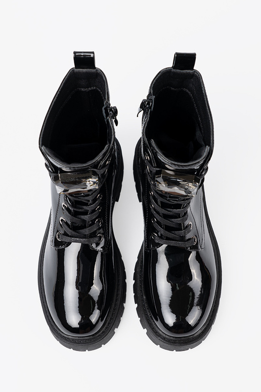 su lako efektu suvarstytas moteriški batai juodos spalvos