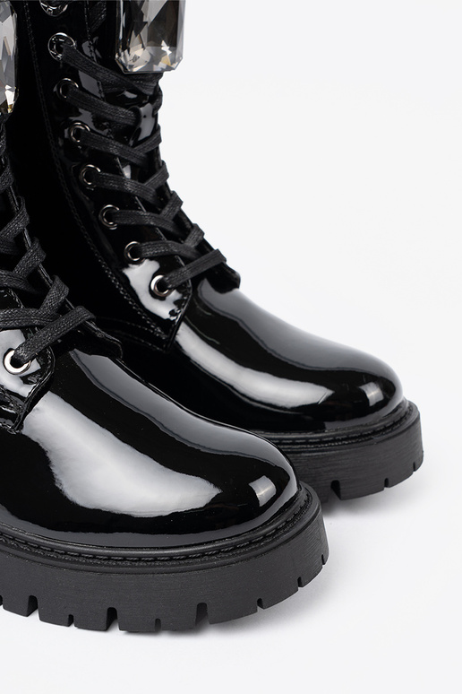 su lako efektu suvarstytas moteriški batai juodos spalvos