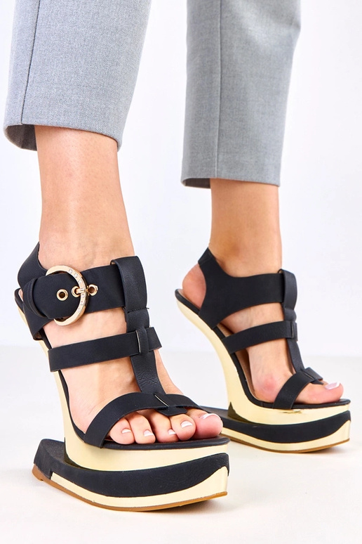 Juodos basutės ant futuristinio...