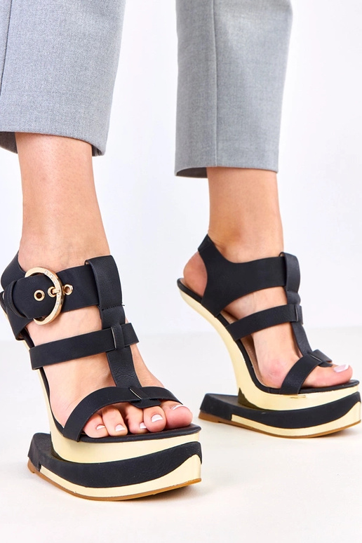 Juodos basutės ant futuristinio...