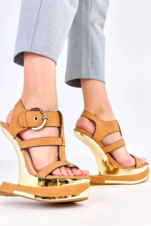 Rudos basutės ant futuristinio kulno,...