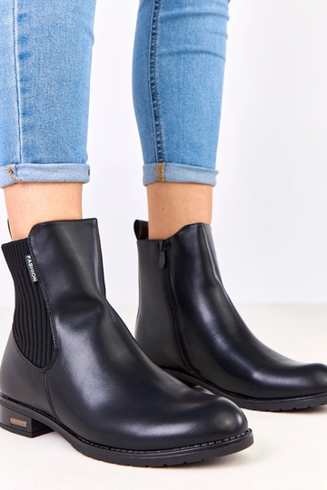 Juodi aulinukai ant...