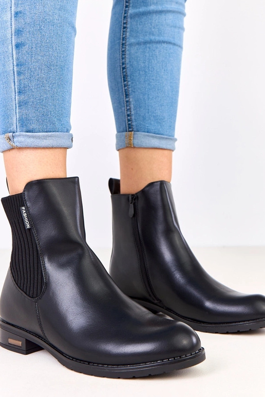 Juodi aulinukai ant plokščio pado su...