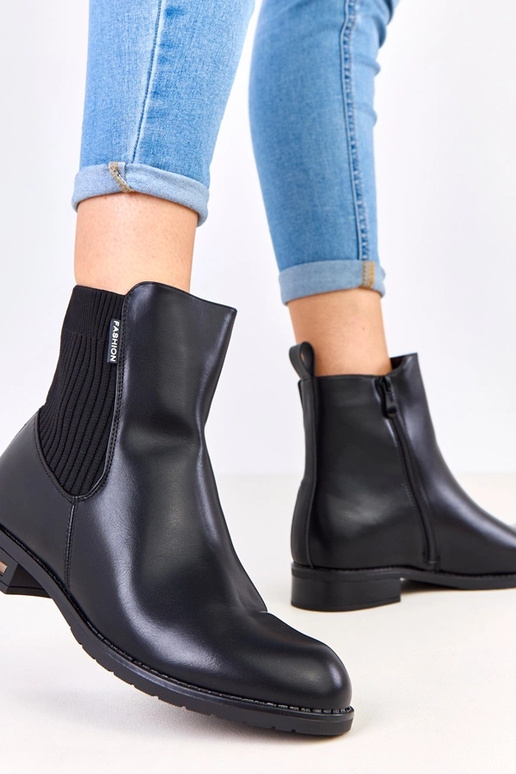 Juodi aulinukai ant plokščio pado su...