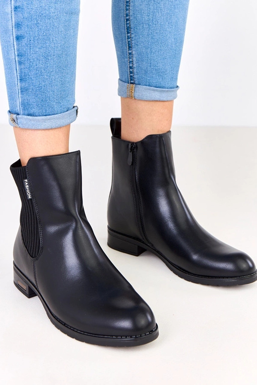 Juodi aulinukai ant plokščio pado su...