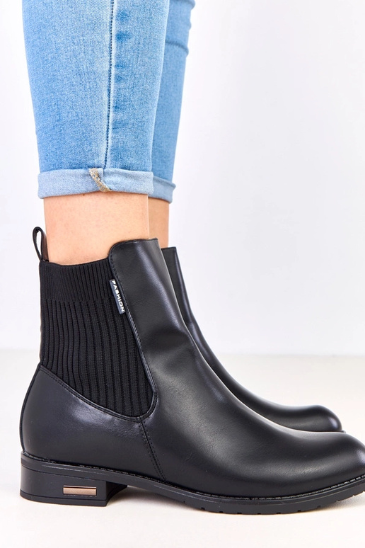 Juodi aulinukai ant plokščio pado su...