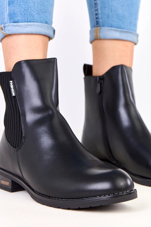 Juodi aulinukai ant plokščio pado su...