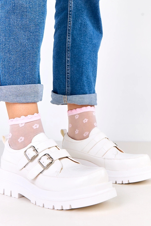 Balti pusauliniai ant masyvaus pado,...