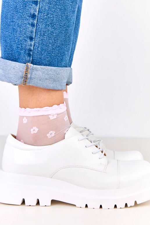 Balti pusauliniai ant grublėto pado,...