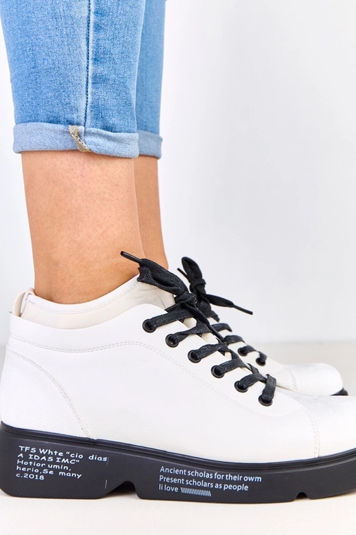 Balti pusbačiai su raštu ant pado Ambly