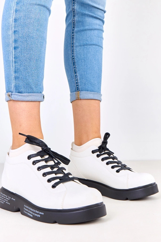 Balti pusbačiai su raštu ant pado Ambly