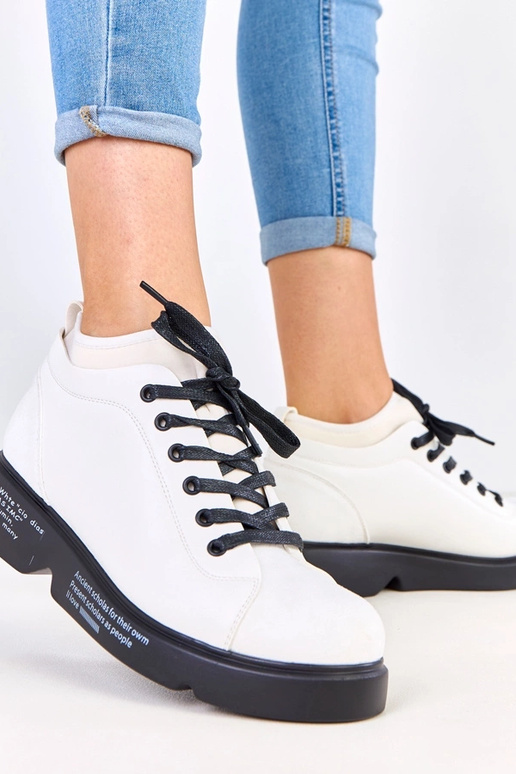 Balti pusbačiai su raštu ant pado Ambly