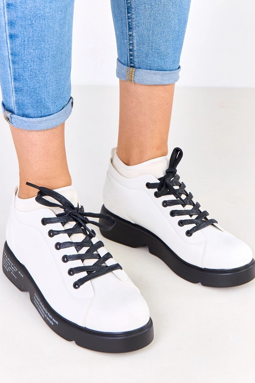 Balti pusbačiai su raštu ant pado Ambly