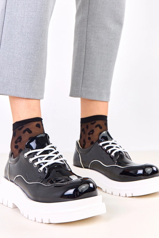 Juodi pusbačiai ant masyvaus pado...