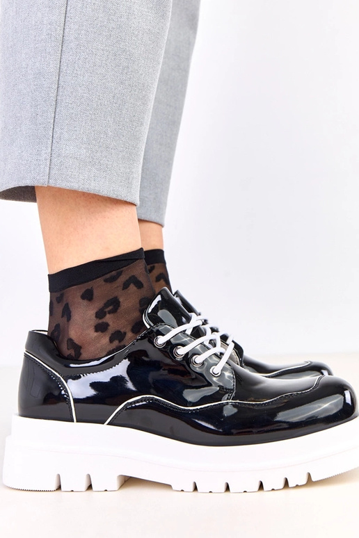 Juodi pusbačiai ant masyvaus pado...