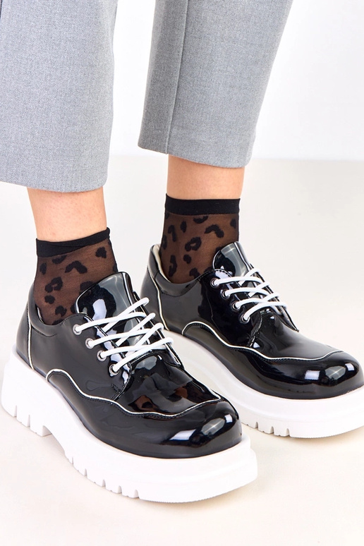 Juodi pusbačiai ant masyvaus pado...