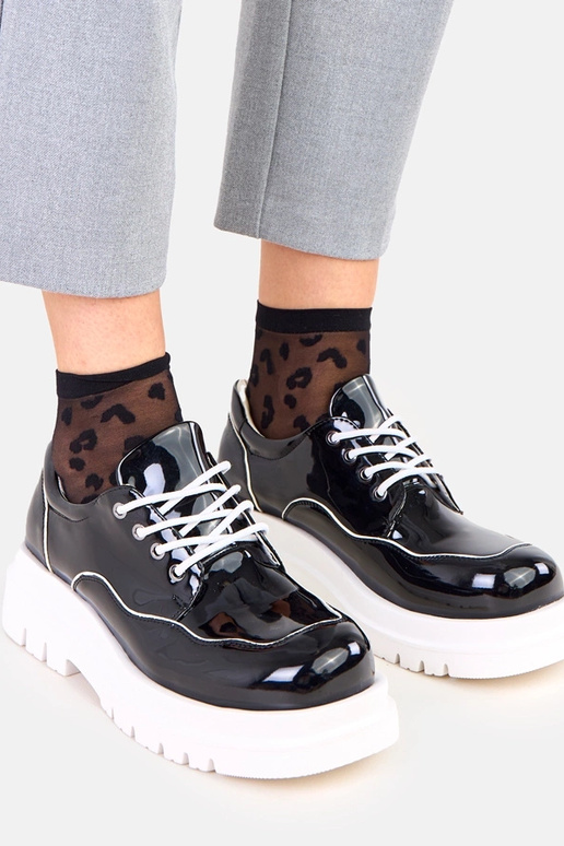 Juodi pusbačiai ant masyvaus pado...